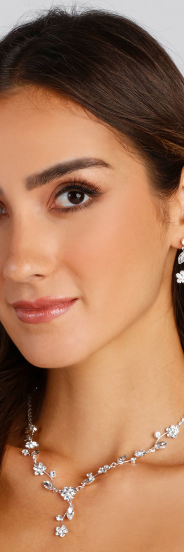 With Glamorous Floral Beauty Necklace And Earrings Set as your homecoming jewelry or accessories, your 2023 Homecoming dress look will be fire!