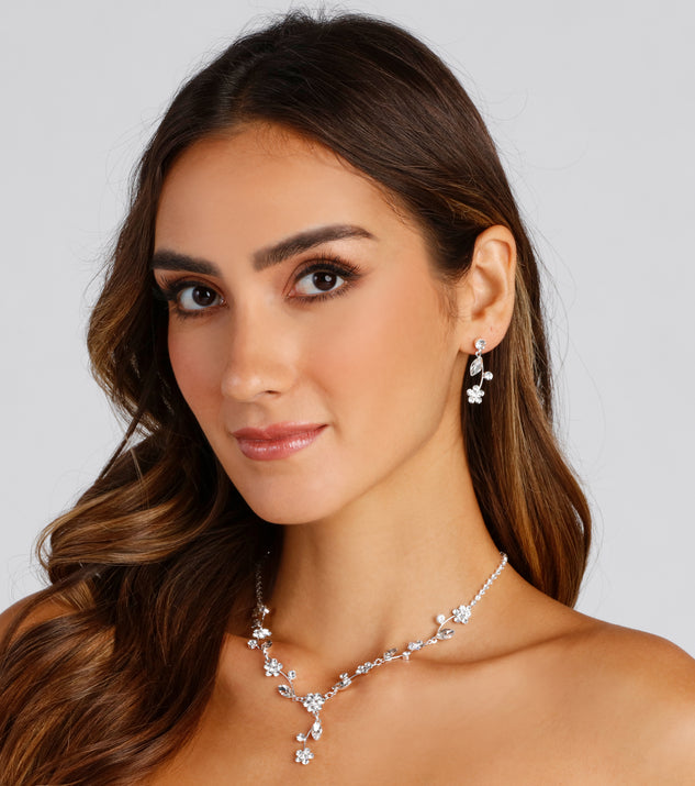 With Glamorous Floral Beauty Necklace And Earrings Set as your homecoming jewelry or accessories, your 2023 Homecoming dress look will be fire!