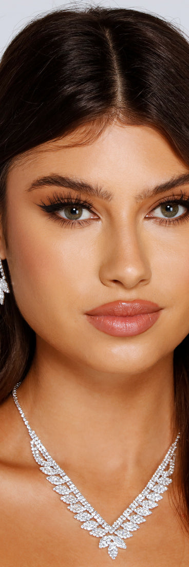 Gorgeous Sparkle Cubic Zirconia Necklace And Earrings Set is the perfect Homecoming look pick with on-trend details to make the 2023 HOCO dance your most memorable event yet!