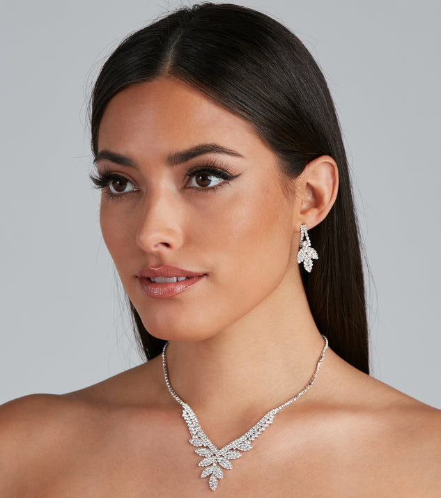 Sparkly Statements Collar Necklace And Earrings is the perfect Homecoming look pick with on-trend details to make the 2023 HOCO dance your most memorable event yet!