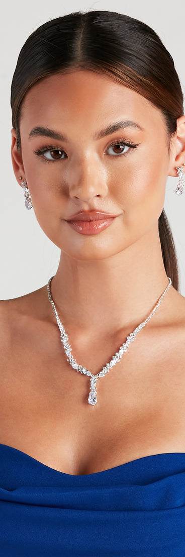 Effortlessly Elegant Rhinestone Necklace And Earrings Set is the perfect Homecoming look pick with on-trend details to make the 2023 HOCO dance your most memorable event yet!
