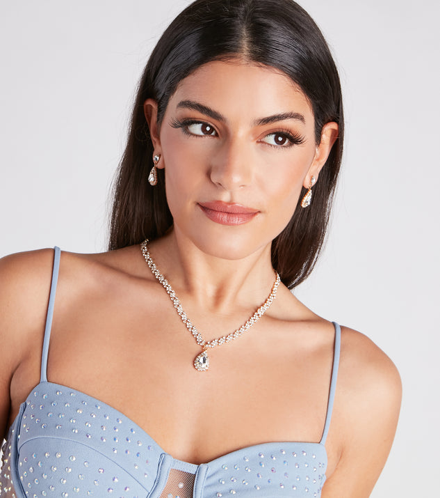 With Stunning Glamour Rhinestone Necklace And Earrings Set as your homecoming jewelry or accessories, your 2023 Homecoming dress look will be fire!