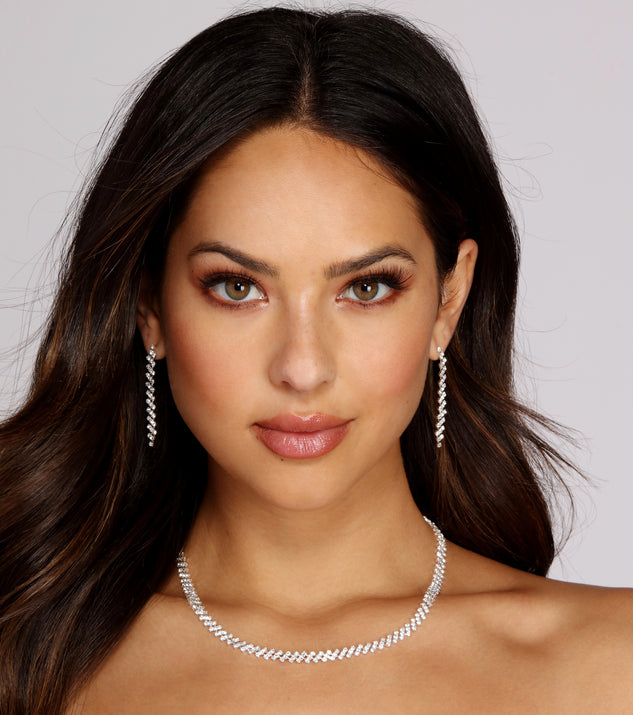 With Slanted Rhinestone Collar And Dusters Set as your homecoming jewelry or accessories, your 2023 Homecoming dress look will be fire!
