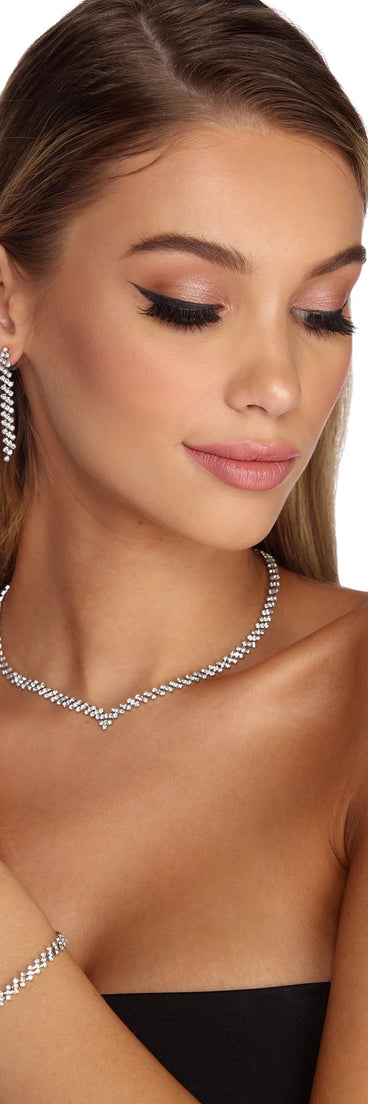 Layered In Luxe Jewelry Pack is the perfect Homecoming look pick with on-trend details to make the 2023 HOCO dance your most memorable event yet!