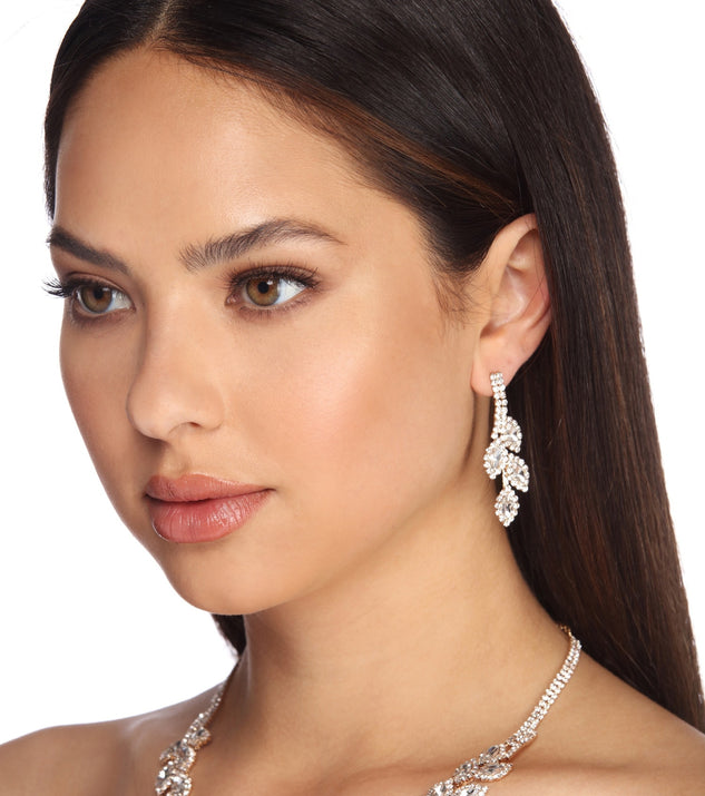 Rhinestone Leaf Necklace & Earrings is the perfect Homecoming look pick with on-trend details to make the 2023 HOCO dance your most memorable event yet!
