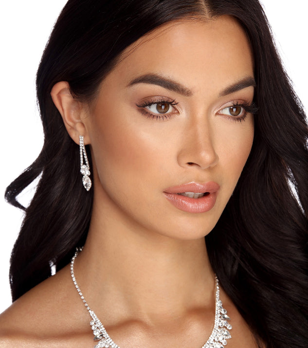 Glamour Tear Drop Necklace And Earrings Set is the perfect Homecoming look pick with on-trend details to make the 2023 HOCO dance your most memorable event yet!
