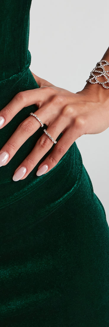 With Intricate Rhinestone Clasp Bracelet as your homecoming jewelry or accessories, your 2023 Homecoming dress look will be fire!