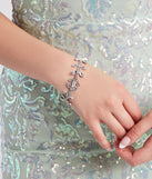 With Fancy Affair Rhinestone Leaf Bracelet as your homecoming jewelry or accessories, your 2023 Homecoming dress look will be fire!