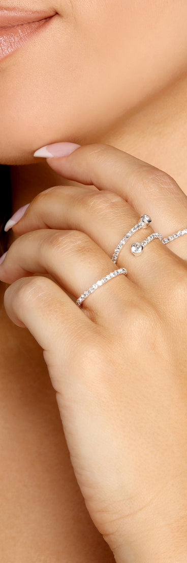 Glam Vibes Three-Pack Ring Set is a trendy pick to create 2023 festival outfits, festival dresses, outfits for concerts or raves, and complete your best party outfits!