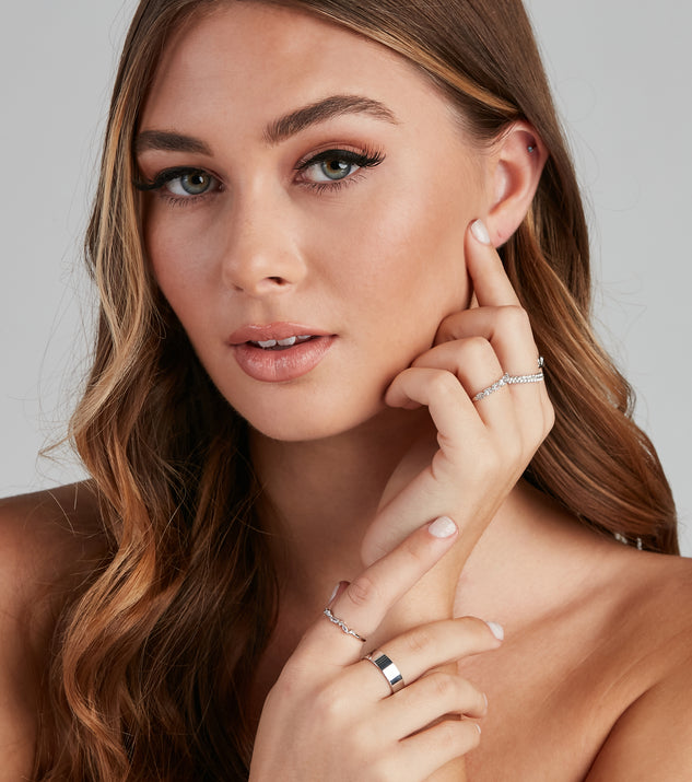 Rhinestone Queen Ring Set is the perfect Homecoming look pick with on-trend details to make the 2023 HOCO dance your most memorable event yet!