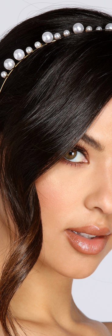 Pearlescent Goddess Headband is the perfect Homecoming look pick with on-trend details to make the 2023 HOCO dance your most memorable event yet!