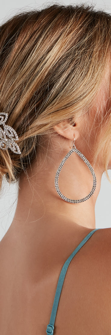 With Floral Swoon Rhinestone Hair Comb as your homecoming jewelry or accessories, your 2023 Homecoming dress look will be fire!