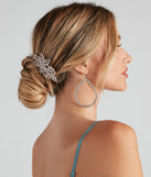 With Floral Swoon Rhinestone Hair Comb as your homecoming jewelry or accessories, your 2023 Homecoming dress look will be fire!