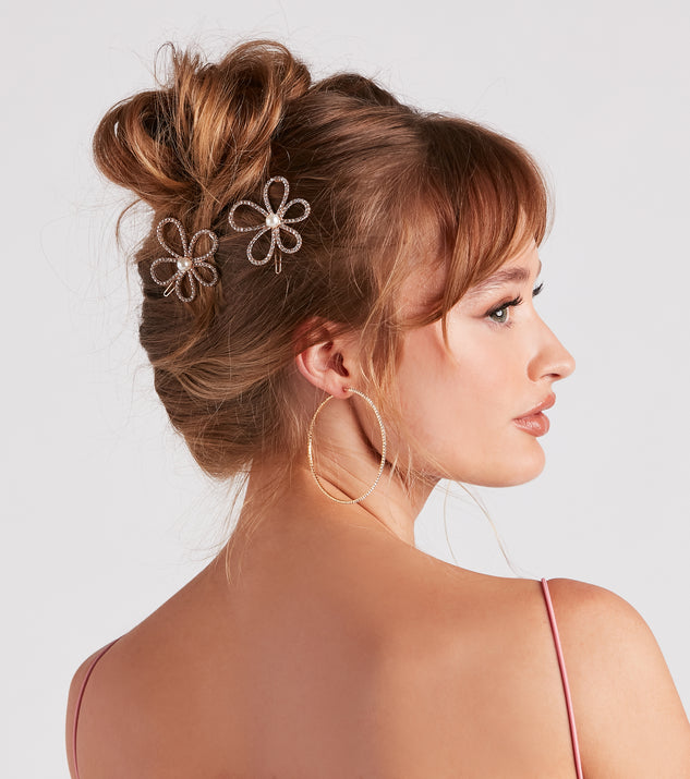 Delicate Blooms Flower Hair Clips is a trendy pick to create 2023 festival outfits, festival dresses, outfits for concerts or raves, and complete your best party outfits!
