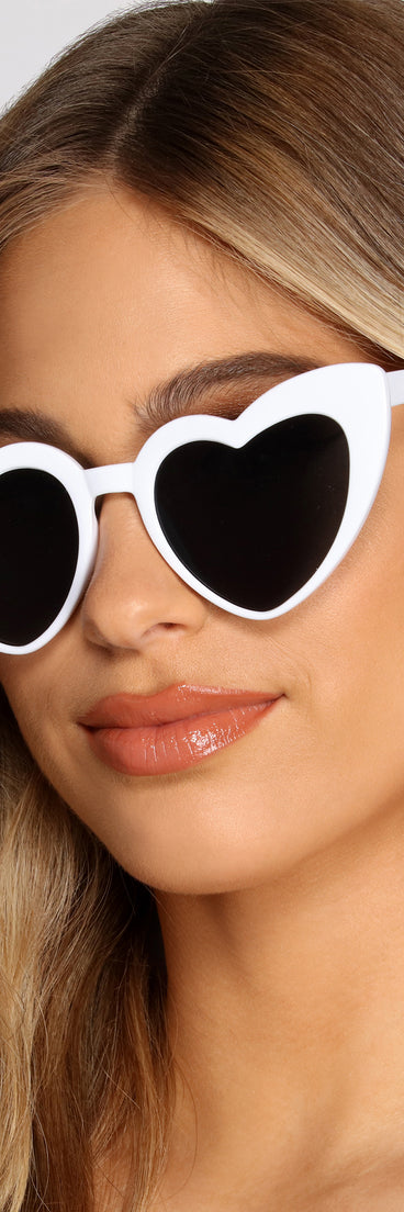 With Love Heart Sunglasses is a trendy pick to create 2023 festival outfits, festival dresses, outfits for concerts or raves, and complete your best party outfits!