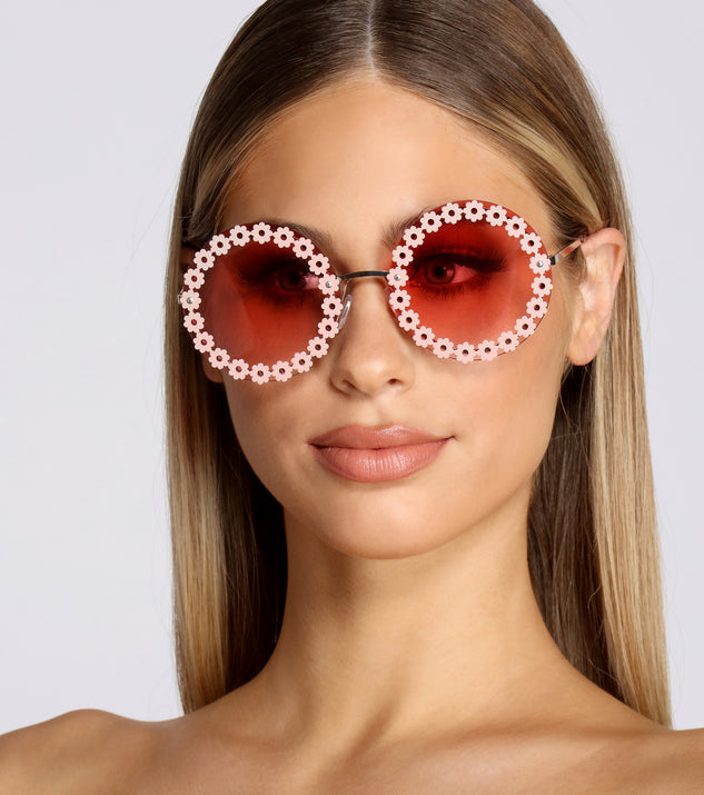 Flower Child Round Daisy Sunglasses is a trendy pick to create 2023 festival outfits, festival dresses, outfits for concerts or raves, and complete your best party outfits!