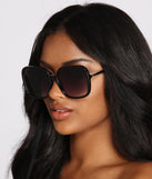 Truly Posh Over-sized Square Sunglasses is a trendy pick to create 2023 festival outfits, festival dresses, outfits for concerts or raves, and complete your best party outfits!