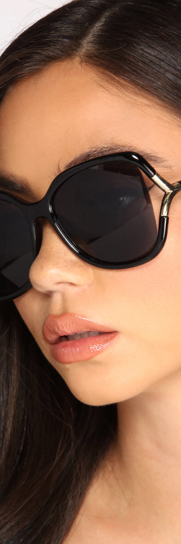 Major Fashion Diva Sunglasses is a trendy pick to create 2023 festival outfits, festival dresses, outfits for concerts or raves, and complete your best party outfits!