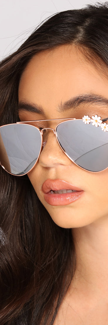 Flower Child Aviator Sunglasses is a trendy pick to create 2023 festival outfits, festival dresses, outfits for concerts or raves, and complete your best party outfits!