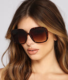 Throwing Shade Square Frame Sunglasses is a trendy pick to create 2023 festival outfits, festival dresses, outfits for concerts or raves, and complete your best party outfits!