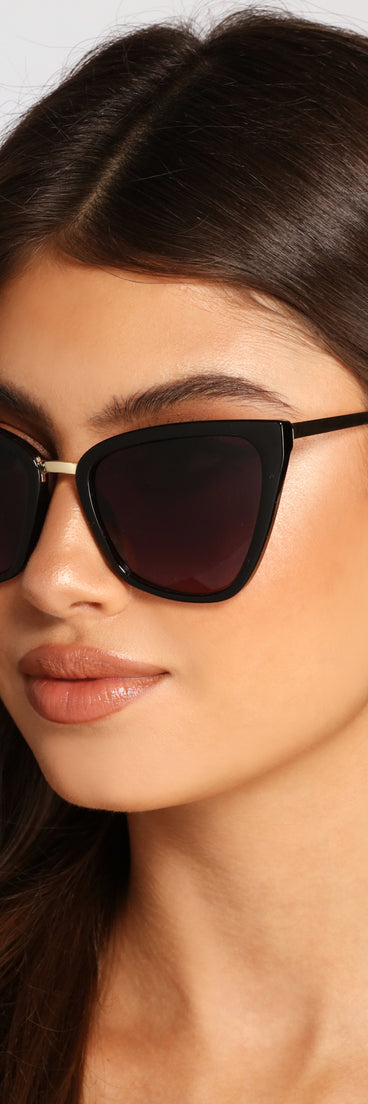 Trendy Diva Oversized Cat Eye Sunglasses is a trendy pick to create 2023 festival outfits, festival dresses, outfits for concerts or raves, and complete your best party outfits!