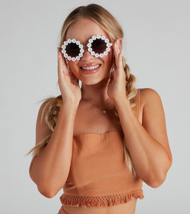 Daisy Girl Sunglasses is a trendy pick to create 2023 festival outfits, festival dresses, outfits for concerts or raves, and complete your best party outfits!
