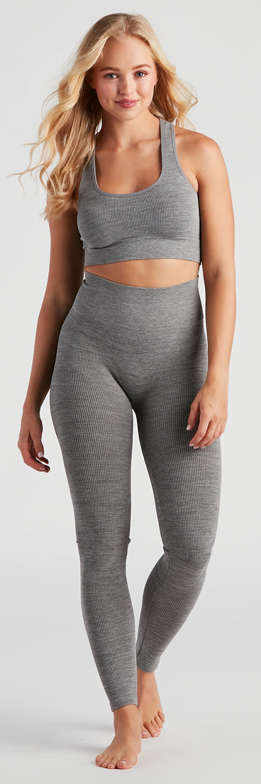 Cozy Seamless Pajama Top And Leggings Set provides essential lift and support for creating your best summer outfits of the season for 2023!