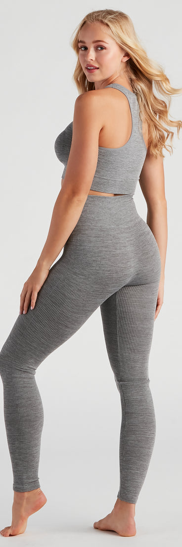 Cozy Seamless Pajama Top And Leggings Set provides essential lift and support for creating your best summer outfits of the season for 2023!