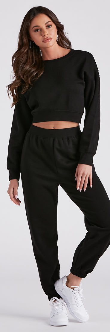 Comfy Vibes Crop Top And Sweatpants Set provides essential lift and support for creating your best summer outfits of the season for 2023!
