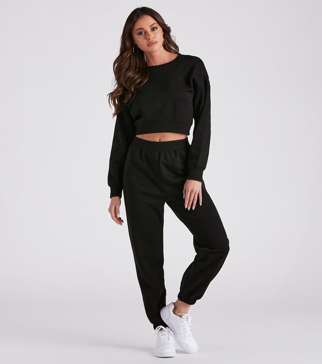 Comfy Vibes Crop Top And Sweatpants Set provides essential lift and support for creating your best summer outfits of the season for 2023!