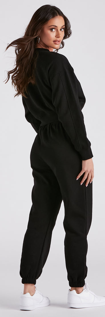 Comfy Vibes Crop Top And Sweatpants Set provides essential lift and support for creating your best summer outfits of the season for 2023!