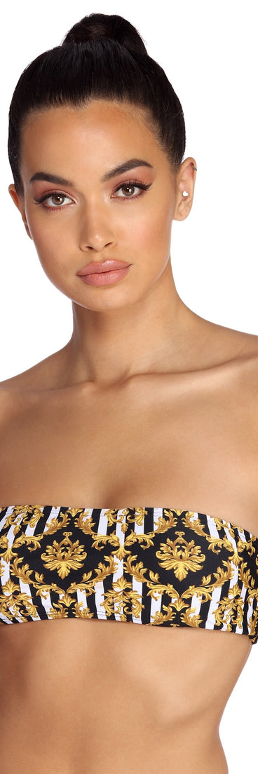 With fun and flirty details, So Chic Bandeau Swim Top shows off your unique style for a trendy outfit for the summer season!