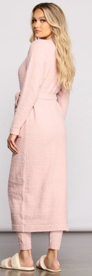 You’ll look stunning in the Keeping Knit Cozy Chenille Knit Robe when paired with its matching separate to create a glam clothing set perfect for parties, date nights, concert outfits, back-to-school attire, or for any summer event!