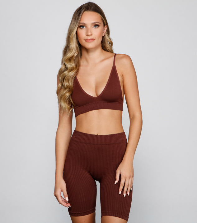 You’ll look stunning in the Trendy Essential Seamless Bralette when paired with its matching separate to create a glam clothing set perfect for parties, date nights, concert outfits, back-to-school attire, or for any summer event!