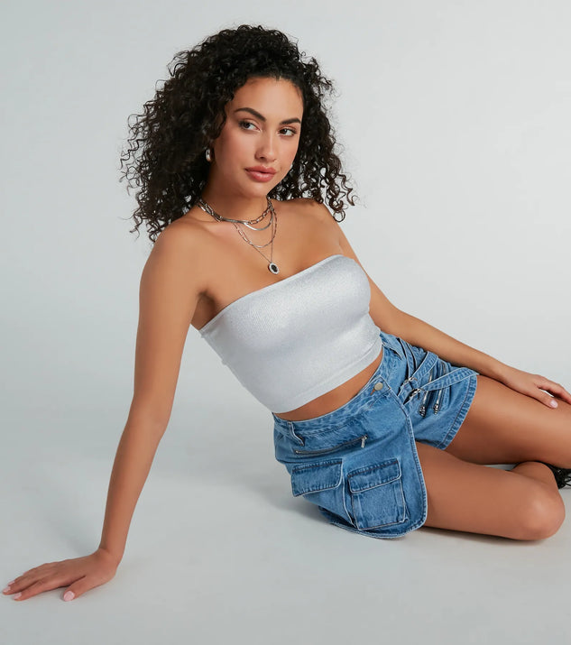With fun and flirty details, the Sultry Gleam Seamless Metallic Bandeau Bra shows off your unique style for a trendy outfit for summer!