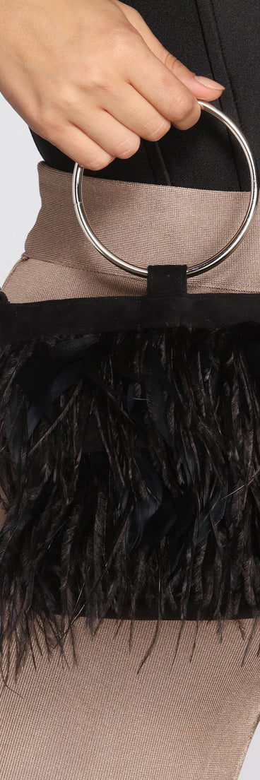Feather Detail O-Ring Handle Bag is a trendy pick to create 2023 festival outfits, festival dresses, outfits for concerts or raves, and complete your best party outfits!