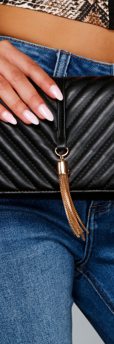 Classic Stunner Faux Leather Quilted Clutch is the perfect Homecoming look pick with on-trend details to make the 2023 HOCO dance your most memorable event yet!