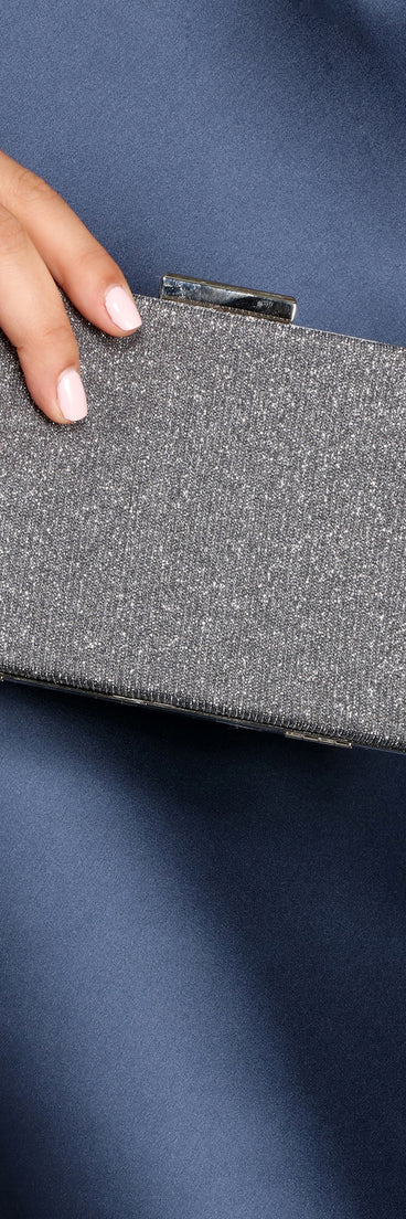 Glittering Mesh Clutch is the perfect Homecoming look pick with on-trend details to make the 2023 HOCO dance your most memorable event yet!