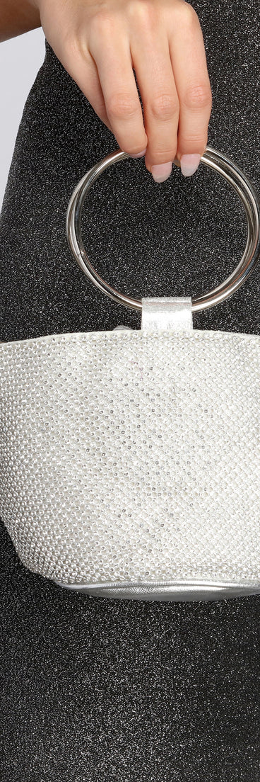 O-Ring Handle Rhinestone Bucket Purse is the perfect Homecoming look pick with on-trend details to make the 2023 HOCO dance your most memorable event yet!