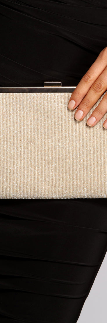 With Dusted With Glitter Knit Clutch as your homecoming jewelry or accessories, your 2023 Homecoming dress look will be fire!