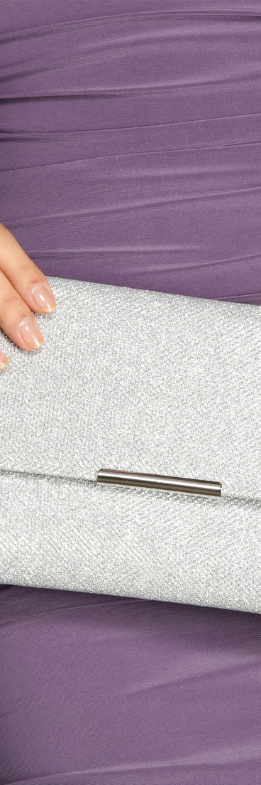 With Vibin' Glitter Knit Mesh Clutch as your homecoming jewelry or accessories, your 2023 Homecoming dress look will be fire!