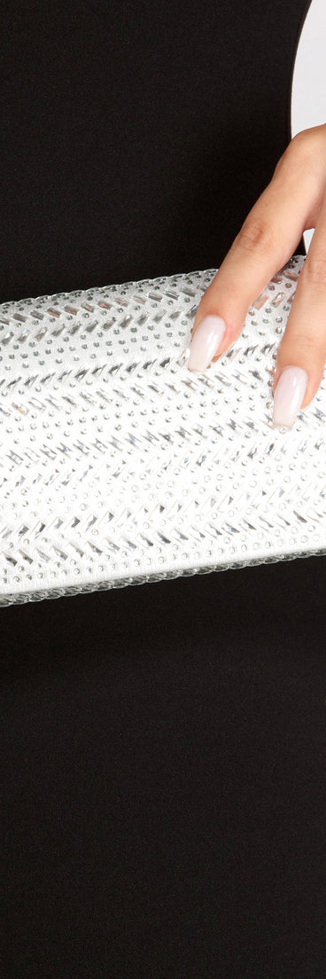 Babez A Star Rhinestone Silver Clutch is the perfect Homecoming look pick with on-trend details to make the 2023 HOCO dance your most memorable event yet!