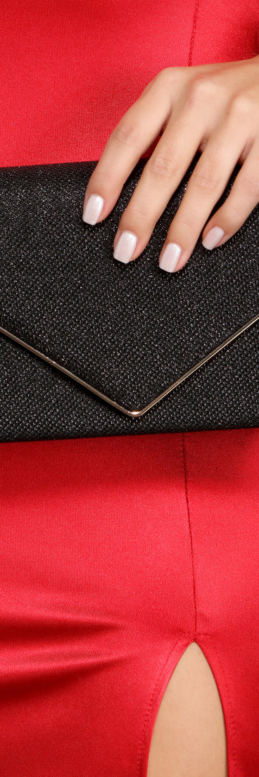 With Glitzy Vibes Glitter Mesh Clutch as your homecoming jewelry or accessories, your 2023 Homecoming dress look will be fire!