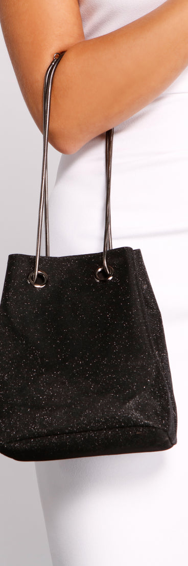 With Oh So Glam Glitter Mesh Bucket Bag as your homecoming jewelry or accessories, your 2023 Homecoming dress look will be fire!