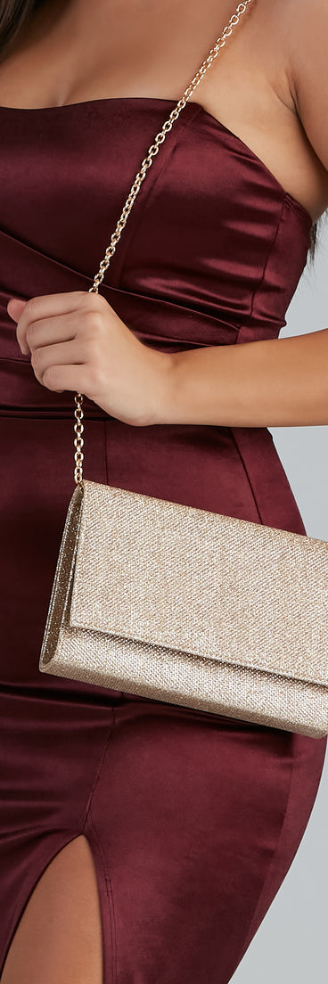 Glitter Mesh Foldover Clutch creates the perfect New Year’s Eve Outfit or new years dress with stylish details in the latest trends to ring in 2023!