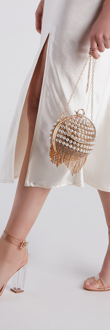 With Perfectly Elegant Rhinestone And Pearl Sphere Clutch as your homecoming jewelry or accessories, your 2023 Homecoming dress look will be fire!