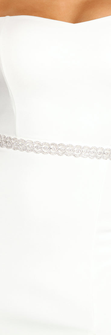 Luxe Vibes Rhinestone Chain Belt is the perfect Homecoming look pick with on-trend details to make the 2023 HOCO dance your most memorable event yet!