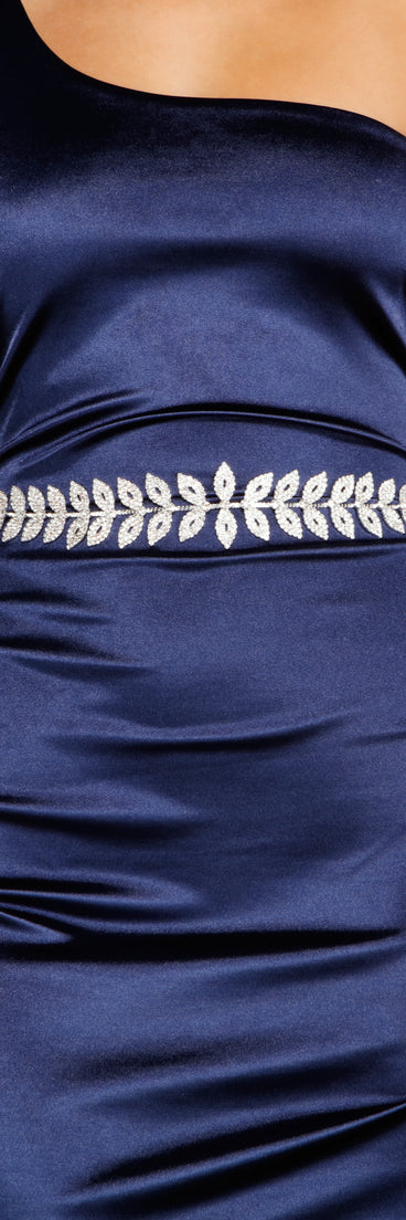 With Glitz Moments Rhinestone Leaf Belt as your homecoming jewelry or accessories, your 2024 Homecoming dress look will be fire!