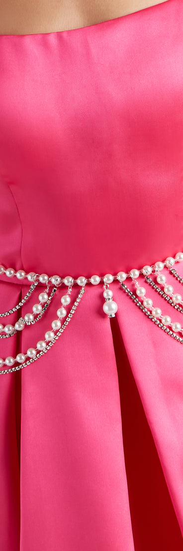 With Draped In Glamour Pearl And Rhinestone Belt as your homecoming jewelry or accessories, your 2023 Homecoming dress look will be fire!