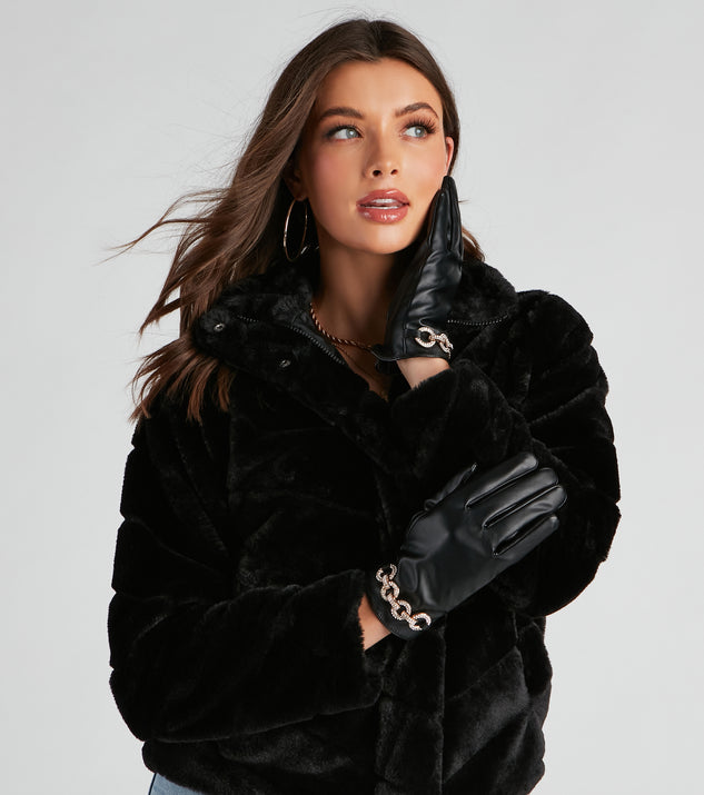 Elevated Glam Rhinestone Chain Gloves creates the perfect New Year’s Eve Outfit or new years dress with stylish details in the latest trends to ring in 2023!